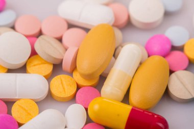 farklı tabletler haplar kapsül yığınları karışık terapi ilaçları