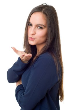 Genç bir kadın beyaz arka planda yalnız bir şekilde öpüşüyor.