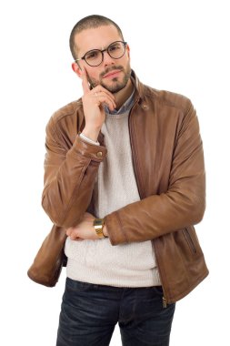 düşünme, izole genç casual adam 