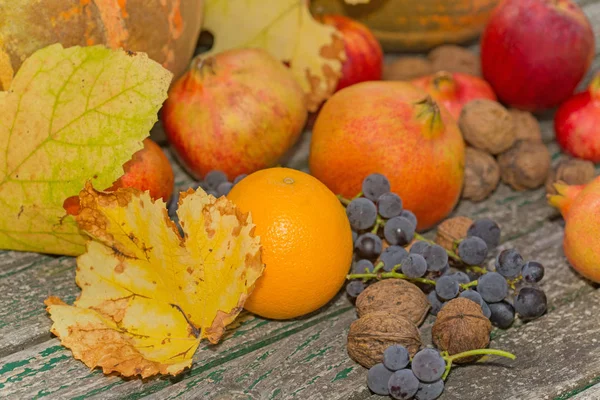 Herbstfrüchte auf einem Holztisch, im Freien — Stockfoto