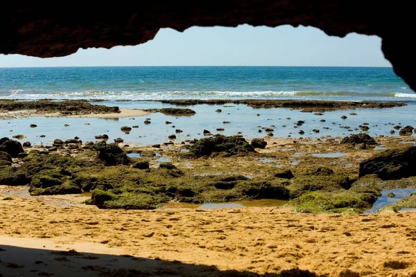 Grotta sulla spiaggia di Albufeira, Algarve, a sud del Portogallo — Foto Stock