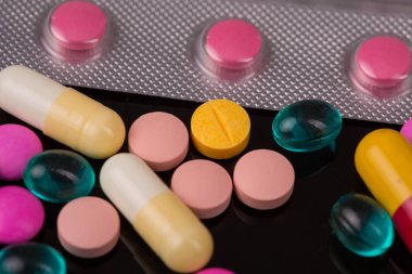 farklı tabletler haplar kapsül yığınları karışık terapi ilaçları