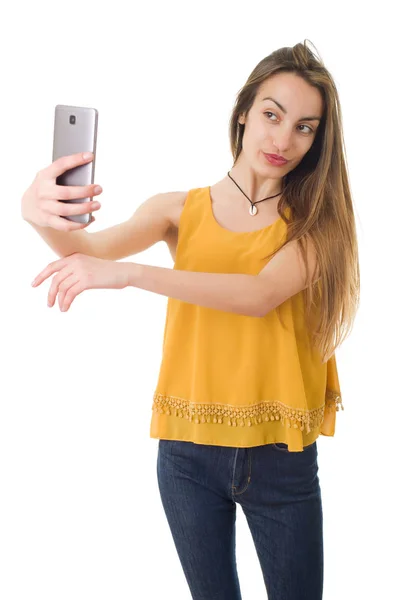 Schöne Frau lächelt und macht ein Selfie, isoliert — Stockfoto