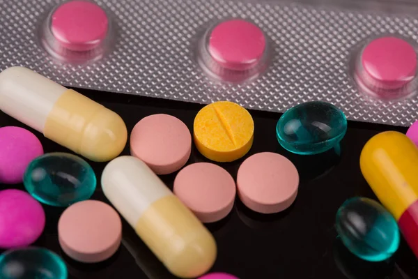 farklı tabletler haplar kapsül yığınları karışık terapi ilaçları