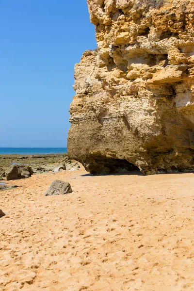 Piękna plaża w Albufeira, Algarve, na południe od Portugalii — Zdjęcie stockowe