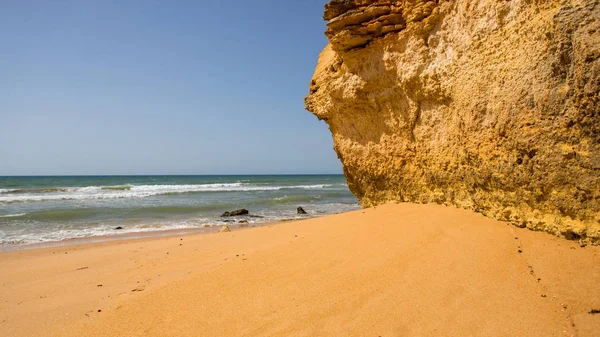 Krásná pláž na Albufeira, Algarve, jižně od Portugalska — Stock fotografie