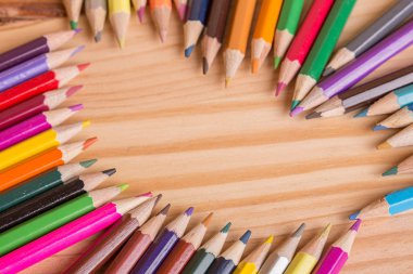 Tahta masa üzerinde, ahşap renkli kalemler.