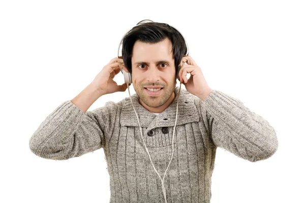 Человек слушает музыку с наушниками, изолированные — стоковое фото