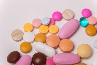 farklı tabletler haplar kapsül yığınları karışık terapi ilaçları