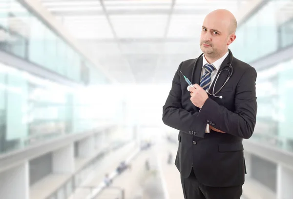 Šťastný muž Doktor s injekční stříkačkou, v nemocnici — Stock fotografie