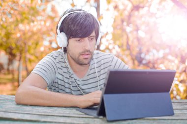 Tablet Pc ile çalışan adam