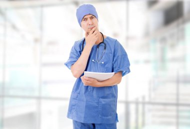 Doktor hastanede onun notları ile düşünme