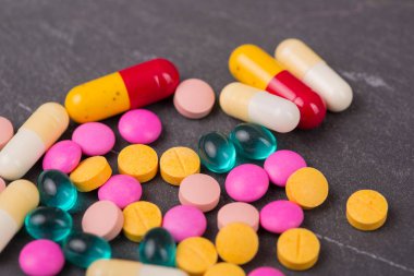 farklı tabletler haplar kapsül yığınları karışık terapi ilaçları