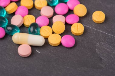 farklı tabletler haplar kapsül yığınları karışık terapi ilaçları