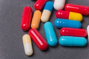 farklı tabletler haplar kapsül yığınları karışık terapi ilaçları