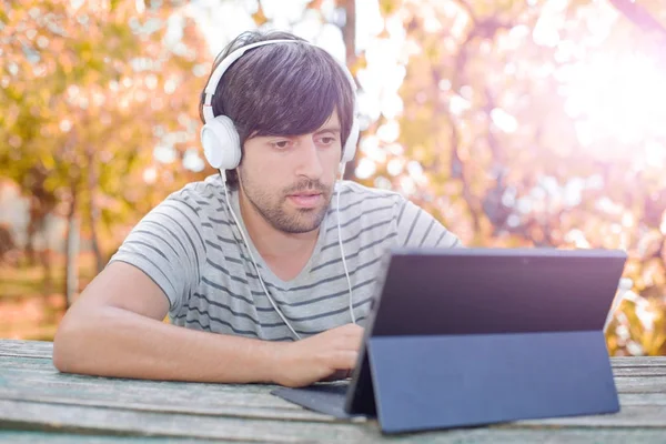 Uomo che lavora con tablet pc — Foto Stock