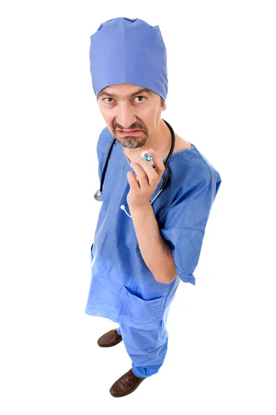 Głupie lekarza ze strzykawki, pełnej długości, na białym tle — Zdjęcie stockowe