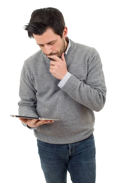 Homme occasionnel regardant à sa tablette pc, isolé — Photo