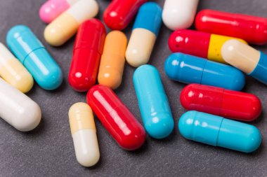farklı tabletler haplar kapsül yığınları karışık terapi ilaçları