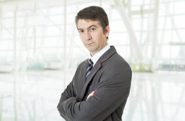 Ofisteki iş adamı düşünüyor.