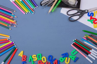 Mavi ahşap arka planda okul konseptine dönelim.