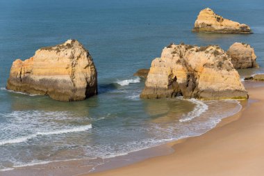 ünlü plaj Praia da Rocha Portimao içinde