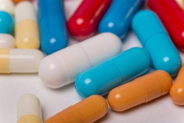farklı tabletler haplar kapsül yığınları karışık terapi ilaçları