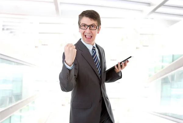 Hombre de negocios ganar, utilizando el panel táctil de la tableta PC, en la oficina — Foto de Stock