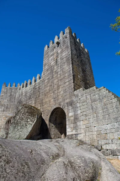 Castelo de Guimarães em Portugal. Guimarães, Portugal — Fotografia de Stock