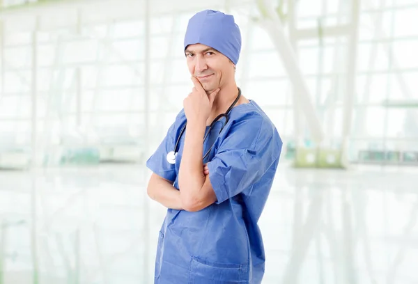 Gelukkige mannelijke arts in het ziekenhuis — Stockfoto
