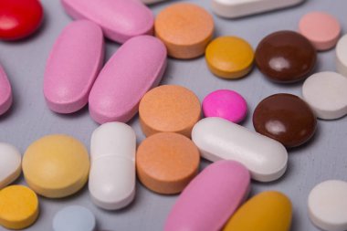 farklı tabletler haplar kapsül yığınları karışık terapi ilaçları