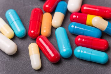 farklı tabletler haplar kapsül yığınları karışık terapi ilaçları