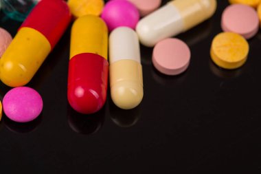 farklı tabletler haplar kapsül yığınları karışık terapi ilaçları