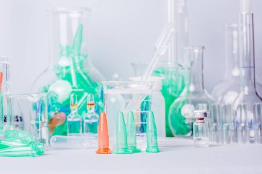 Araştırma laboratuarı çeşitli cam ekipman ayrıntıları.