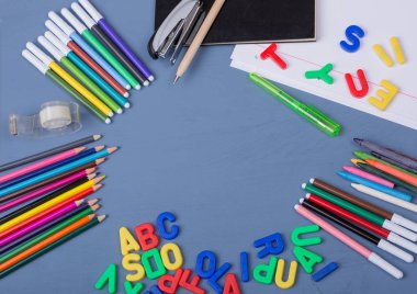 Mavi ahşap arka planda okul konseptine dönelim.