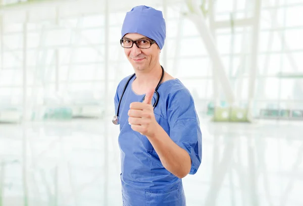 Gelukkig mannelijke arts tonen duimen omhoog in het ziekenhuis — Stockfoto