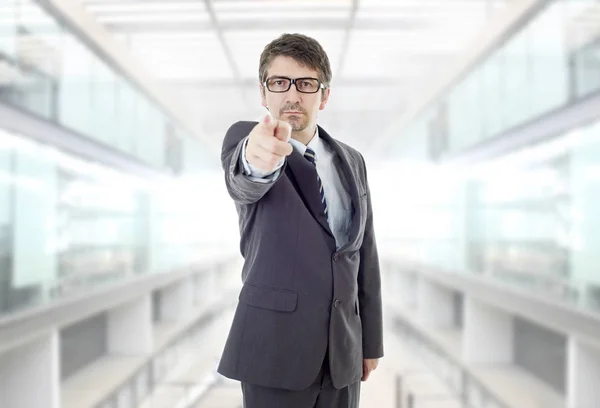 Mad business man pointing, at the office — Stock Photo, Image