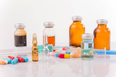 Beyaz arka planda farklı uyuşturucu türleri