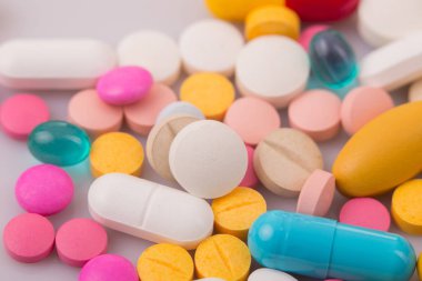 farklı tabletler haplar kapsül yığınları karışık terapi ilaçları