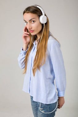 Kadın müzik dinliyor.