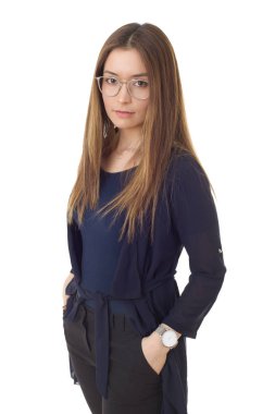 Genç, sıradan, güzel bir kadın, beyazlar içinde.