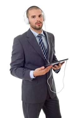 Bir tabletle çalışan genç işadamı, izole edilmiş.