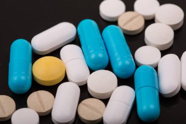 farklı tabletler haplar kapsül yığınları karışık terapi ilaçları