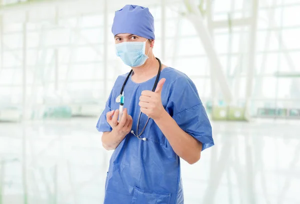 Счастливый мужчина-врач показывает большие пальцы вверх, в больнице — стоковое фото