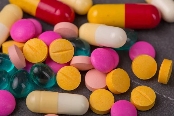 farklı tablet hap kapsül yığın mix tedavisi ilaç