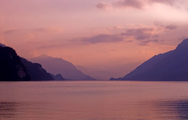 Švýcarské jezero při západu slunce v Brienzu, Švýcarsko — Stock fotografie