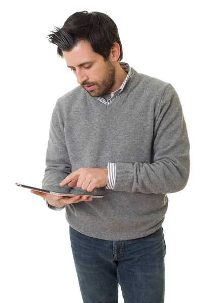Casual uomo che lavora con il suo tablet pc, isolato — Foto Stock