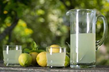 limon suyu yaz seti, açık ahşap bir masaya