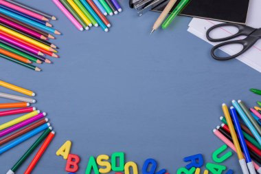 Mavi ahşap arka planda okul konseptine dönelim.