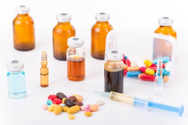 Beyaz arka planda farklı uyuşturucu türleri